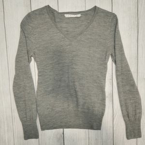 Trina Turk gray v neck fitted sweater size small